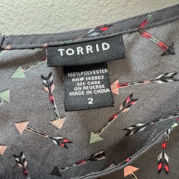 Torrid Abbey Arrow Georgette Button Back Blouse Top Gray Semi Sheer Women's Sz 2 - Picture 3 of 13